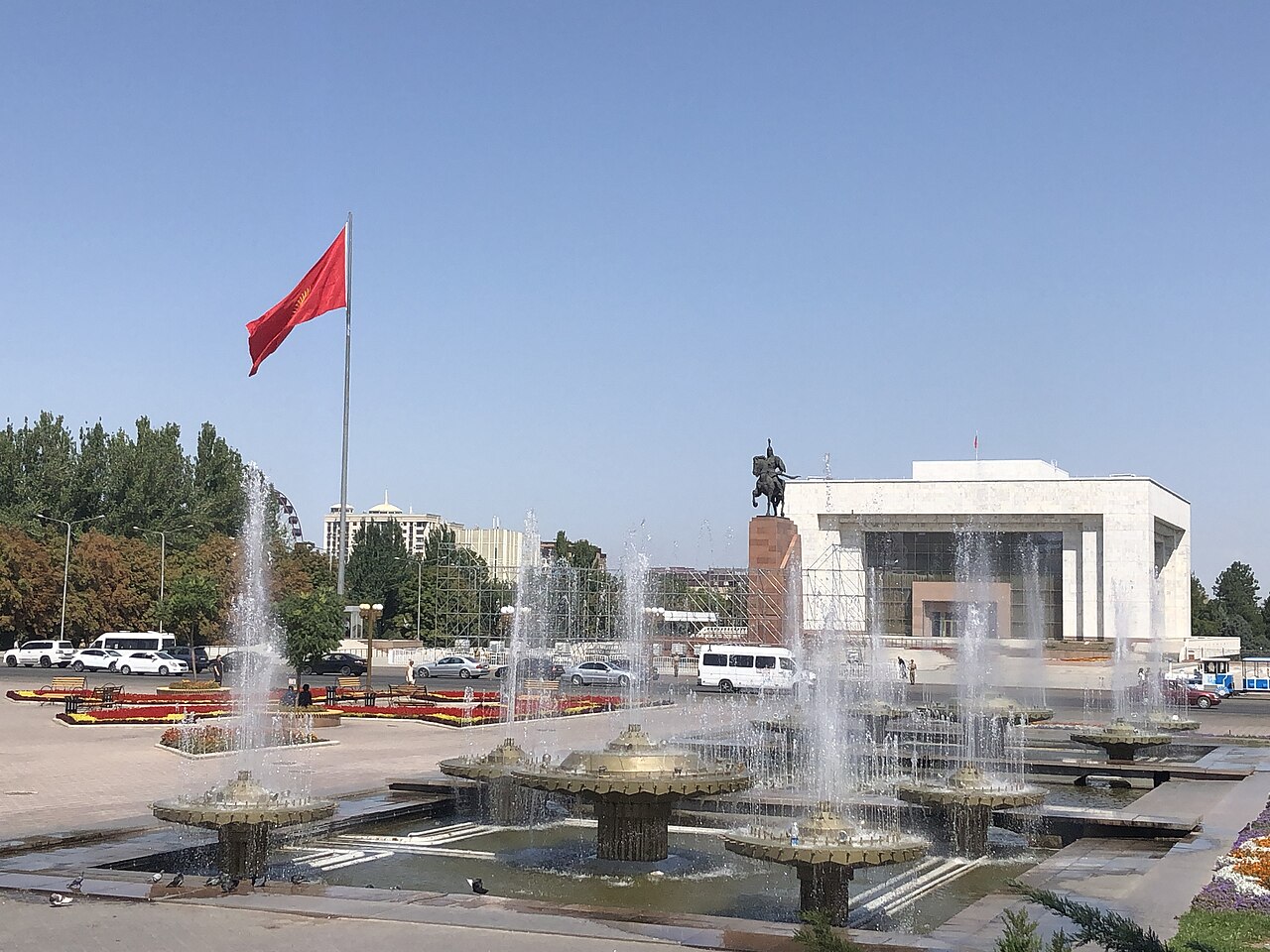 Ала-Тоо аянты (Ala-Too Square) — Бишкек, Кыргызстан: фонтандар, мамлекеттик желеги жана Манас эстелиги