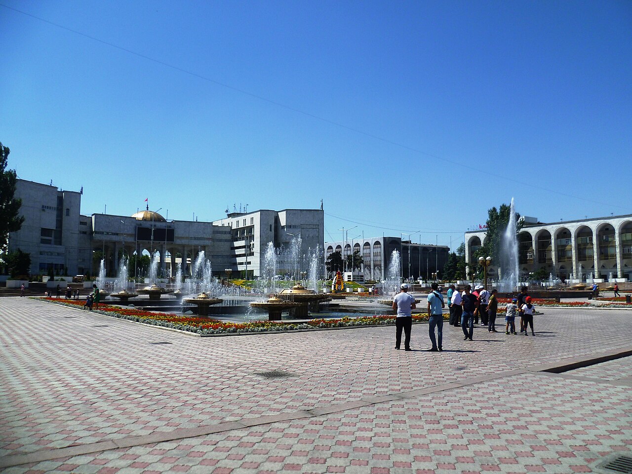 Бишкектеги Ала-Тоо аянтынын кең көрүнүшү (Ala-Too Square wide view)