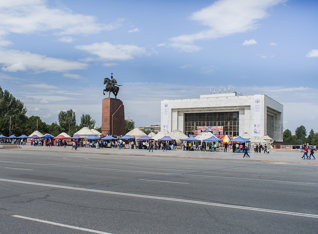 Ала-Тоо аянтындагы Кыргыз мамлекеттик тарых музейи (State History Museum)
